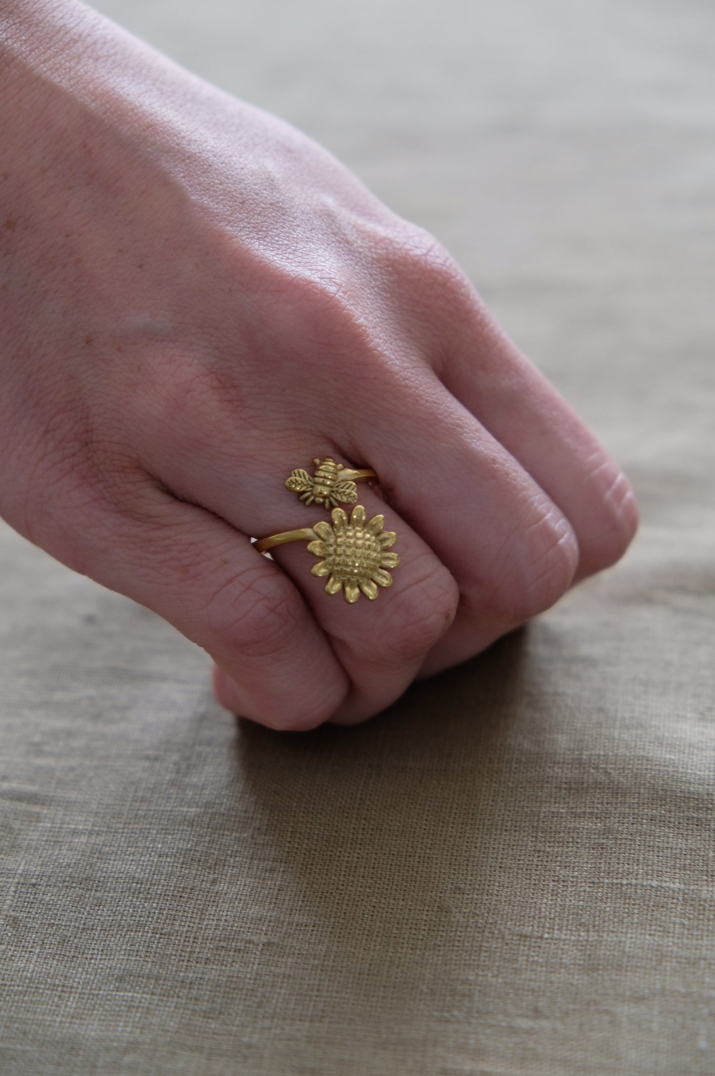 SUNFLOWER ring with BEE
